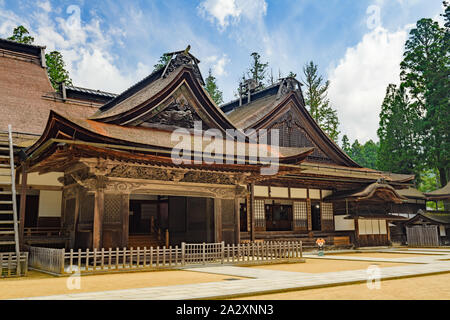 Wakayama, Giappone - 24 Luglio 2019: Majestic antica architettura in legno del tempio Kongobuji, tempio di testa della setta Shingon del buddismo. Foto Stock