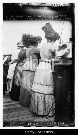 Roosevelt sul ponte della nave; Ethel, la sig.ra Roosevelt, Sig.ra Longworth Foto Stock