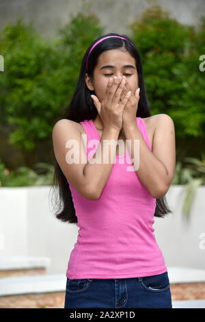 Un Startled Filipina Girl Gioventù Foto Stock