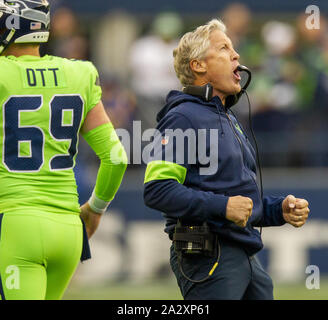 Seattle, Stati Uniti. 03 ott 2019. Seattle Seahawks head coach Pete Carroll festeggia dopo la ricevente larga Tyler Lockett (16) Si ritiene che le catture di 13 yard touchdown contro il Los Angeles Rams durante il secondo trimestre CenturyLink Field durante il giovedì notte del gioco del calcio il 3 ottobre 2019 a Seattle, Washington. Foto di Jim Bryant/UPI Credito: UPI/Alamy Live News Foto Stock