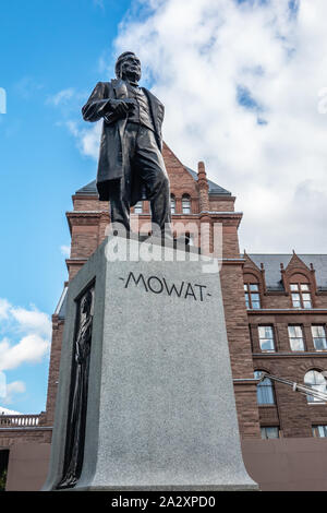 Statua di Sir Oliver Mowat terzo Premier di Ontario per motivi di Queens Park a Toronto Ontario. Foto Stock