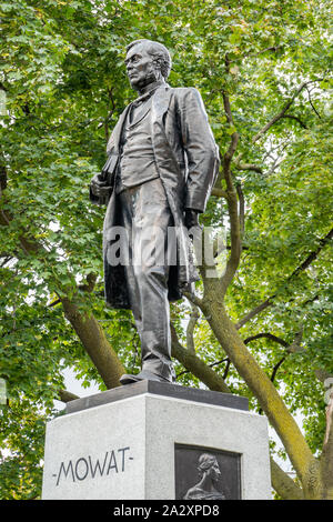 Statua di Sir Oliver Mowat terzo Premier di Ontario per motivi di Queens Park a Toronto Ontario. Foto Stock