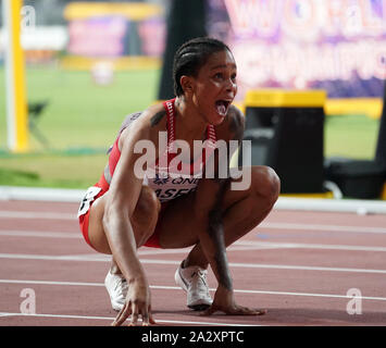 Doha in Qatar. 3° Ott, 2019. Salwa Eid Naser del Bahrain festeggia dopo aver vinto la medaglia d'oro nel femminile 400 metro finale al 2019 IAAF mondiale di atletica a Doha, in Qatar, Ottobre 3, 2019. Credito: Li pista/Xinhua/Alamy Live News Foto Stock