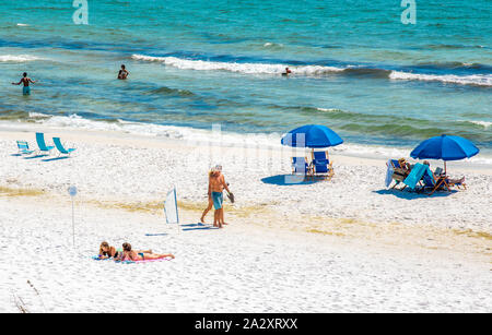 Due adolescenti a prendere il sole sulla spiaggia in mare, Florida Foto Stock