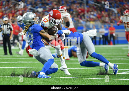 DETROIT, MI - 29 settembre: Kansas City Chiefs WR Mecole Hardman (17) viene avvolto da Detroit Lions S Tracy Walker (21) e Detroit Lions CB Mike Ford (38) durante il gioco di NFL tra Kansas City Chiefs e Detroit Lions su Settembre 29, 2019 al Ford Field in Detroit, MI (foto di Allan Dranberg/Cal Sport Media) Foto Stock