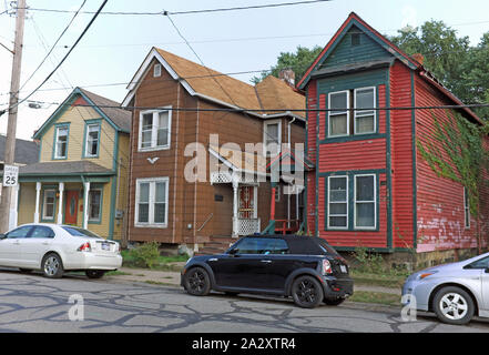 Case media nel quartiere alla moda di Ohio città quartiere all'epicentro di gentrification in Cleveland, Ohio, USA. Foto Stock