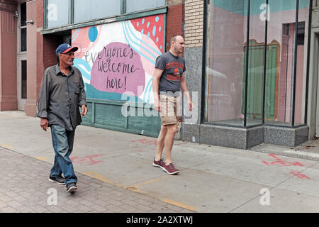 "Chiunque è il benvenuto qui!" caratterizza la città Ohio, una diversificata seppur gentrifying quartiere vicino al centro cittadino di Cleveland, Ohio, USA. Foto Stock