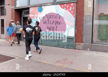 "Chiunque è il benvenuto qui!" caratterizza la città Ohio, una diversificata seppur gentrifying quartiere vicino al centro cittadino di Cleveland, Ohio, USA. Foto Stock