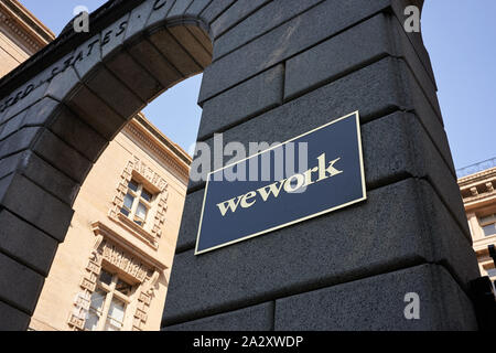 Portland, Oregon, Stati Uniti d'America - 6 Sep, 2019: Il segno WeWork a WeWork Coworking Space location in US Custom House nel centro di Portland il Pearl District. Foto Stock