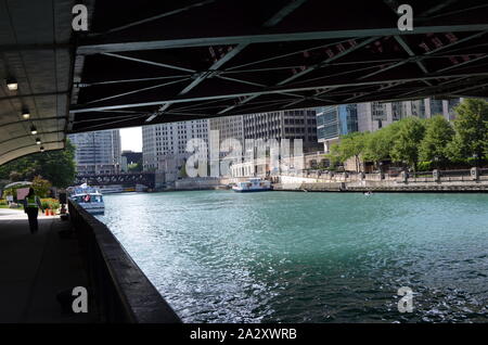 CHICAGO, ILLINOIS - 25 LUGLIO 2017: Sotto il ponte William P. Farley lungo il fiume Chicago Foto Stock