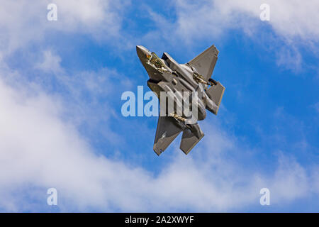 Un Lockheed Martin F-35un fulmine II jet fighter fa un giro di line up con la pista di atterraggio in Hill Air Force Base dopo una sessione di formazione. Foto Stock