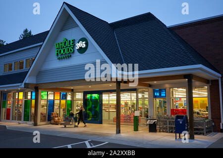 L'ingresso a un negozio Whole Foods Market 365 nel Lago Oswego, un sobborgo meridionale nell'area metropolitana di Portland in serata. Foto Stock