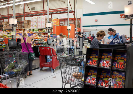 Gli acquirenti nell'area di pagamento self-out in un supermercato WinCo Foods a Tigard, Oregon, visto il martedì 24 settembre 2019. Foto Stock