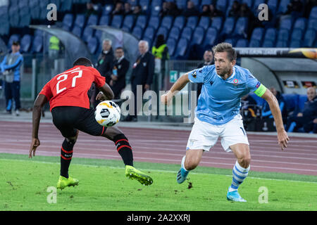 Roma, Italia. 03 ott 2019. Senad Lulic Lazio visto in azione durante la UEFA Europa League match tra SS Lazio e Stade Rennais FC presso lo Stadio Olimpico.(punteggio finale: SS Lazio 2:1 Stade Rennais FC). Credito: SOPA Immagini limitata/Alamy Live News Foto Stock