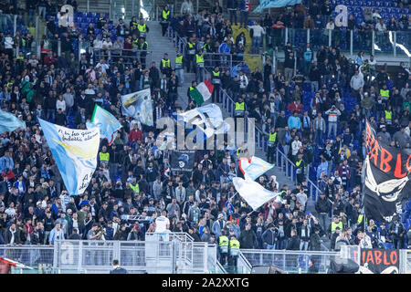 Roma, Italia. 03 ott 2019. Le bandiere della curva Nord di volo durante la UEFA Europa League match tra SS Lazio e Stade Rennais FC presso lo Stadio Olimpico.(punteggio finale: SS Lazio 2:1 Stade Rennais FC) Credito: SOPA Immagini limitata/Alamy Live News Foto Stock