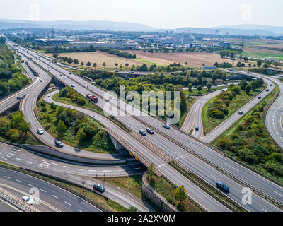 Vista aerea di una autostrada intersezione con un trifoglio interscambio di foglia in Germania Koblenz Foto Stock