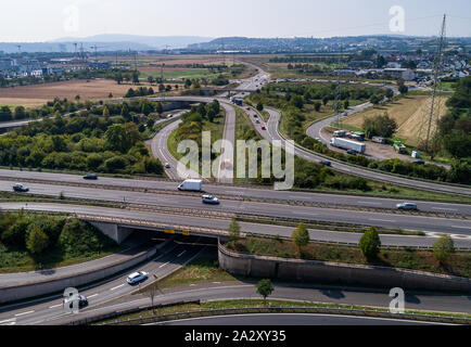 Vista aerea di una autostrada intersezione con un trifoglio interscambio di foglia in Germania Koblenz Foto Stock