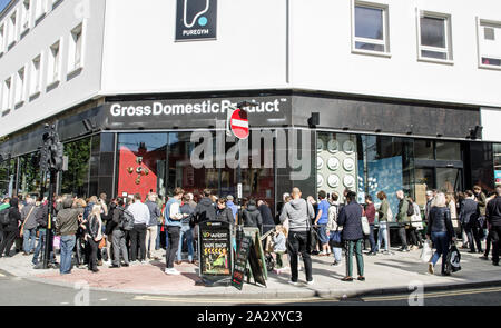 London, Regno Unito - 2 Ottobre 2019: folle guardando l'arte sul display da Banksy all'artista di strada un Prodotto Interno Lordo shop a Croydon, Sud Lond Foto Stock