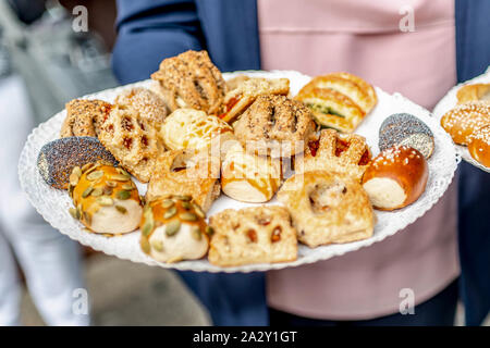 Diversi tipi di pane sulla piastra dal di sopra. In cucina o in pasticceria design poster. Foto Stock