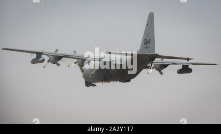 Un U.S. Air Force CE-130H Bussola aeromobili chiamata solleva di discostarsi Ali Al Salem Air Base, Kuwait, Ottobre 2, 2019. Il velivolo di partenza coincide con la inattivazione della XLIII Expeditionary elettronica combattere Squadron sul Sett. 30, 2019. (U.S. Air Force foto di Tech. Sgt. Daniel Martinez) Foto Stock