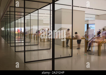 Gli acquirenti in un negozio Apple in un centro commerciale nel quartiere Minhang di Shanghai, visto giovedì 15 agosto 2019. Foto Stock