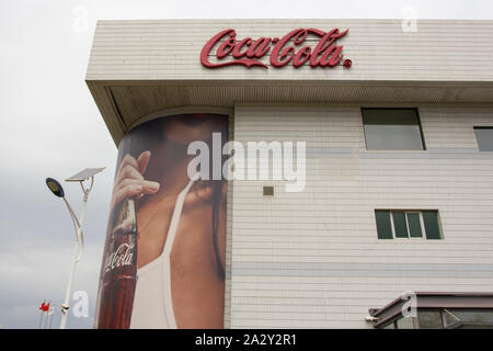 Il logo Coca-cola è stato visualizzato presso lo stabilimento di Pechino della joint venture COFCO-Coca-Cola nella zona suburbana di BDA il 29 luglio 2019. Foto Stock