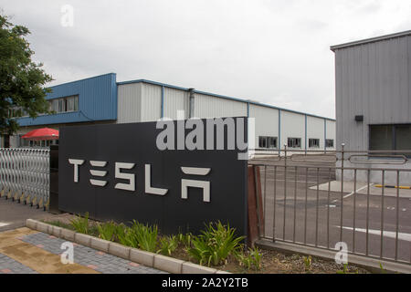 Il logo Tesla è stato visualizzato presso lo stabilimento di Pechino di Tesla, nella periferia di Pechino, nell'area di sviluppo economico-tecnologico, il 29 luglio 2019. Foto Stock