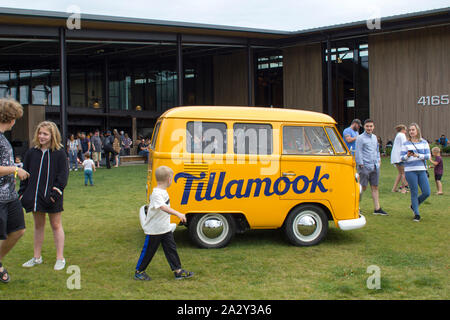 Un pulmino VW con baby loaf firmato Tillamook è stato visitato dalla Tillamook Creamery, un centro visitatori della Tillamook Cheese Factory in Oregon, sabato 31 agosto 2019. Foto Stock