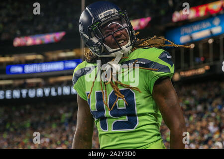 Seattle, WA, Stati Uniti d'America. 3° Ott, 2019. Seattle Seahawks linebacker Shaquem Griffin (49) hypes fino la folla durante un gioco tra il Los Angeles Rams e Seattle Seahawks al campo CenturyLink a Seattle, WA. Il Seahawks ha vinto 30-29. Sean marrone/CSM/Alamy Live News Foto Stock