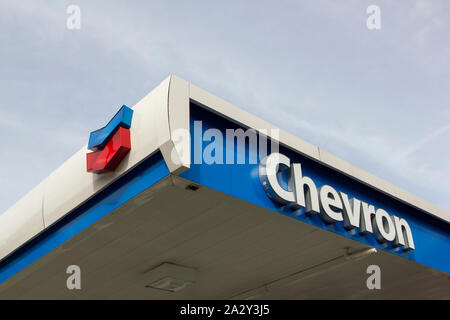 Di West Linn, Oregon - Mar 5, 2019: la Chevron segno a una Chevron gas station. Chevron Corporation è una multinazionale americana energy corporation. Foto Stock