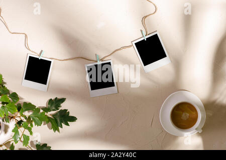 Foto di vuoto con clothespins su un tessiturali sfondo. Il concetto di conservazione di memorie. Copia dello spazio. Foto Stock