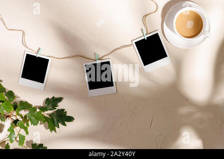 Foto di vuoto con clothespins su un tessiturali sfondo. Il concetto di conservazione di memorie. Copia dello spazio. Foto Stock