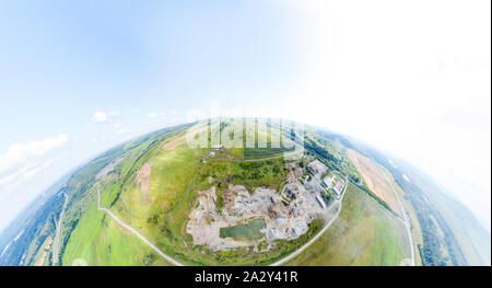 La minaccia e la protezione ambientale vista dall'alto di un pianeta indifeso. Foto Stock