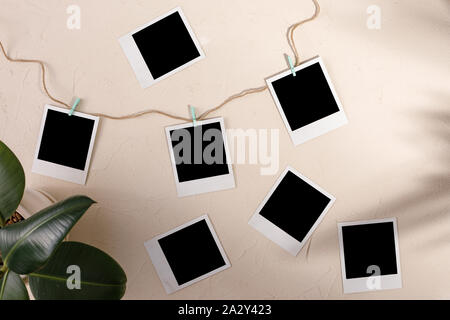 Foto di vuoto con clothespins su un tessiturali sfondo. Il concetto di conservazione di memorie. Copia dello spazio. Foto Stock