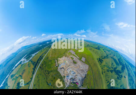 La minaccia e la protezione ambientale vista dall'alto di un pianeta indifeso. Foto Stock