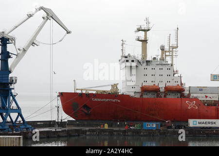 Nucleare russo-powered accendino rompighiaccio a bordo di una nave portante, contenitore Sevmorput nave ancorata in container terminal Seaport. Oceano Pacifico Foto Stock