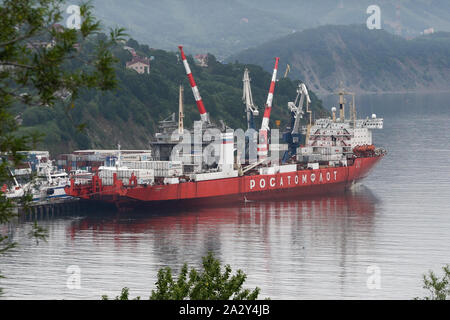 Scaricate il russo contenitore di carico nave Sevmorput - nucleare-powered ice breaker più leggero a bordo di una nave portante. Terminal container del porto commerciale Foto Stock