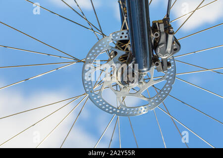 Mountanbike ruota con freno a disco fino al cielo blu Foto Stock