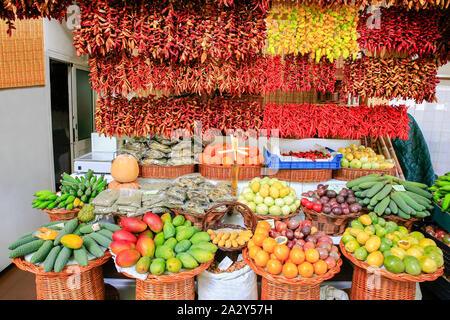 Pressione di stallo di mercato con molte colorate di frutta fresca a Madeira in Portogallo Foto Stock