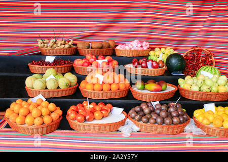 Assortimento di frutta fresca al mercato. Mercato della frutta con vari  colorata frutta fresca e verdura. Concetto di eco organici e naturali di  alimenti freschi Foto stock - Alamy
