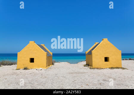 Due giallo case slave presso la costa di Bonaire Foto Stock