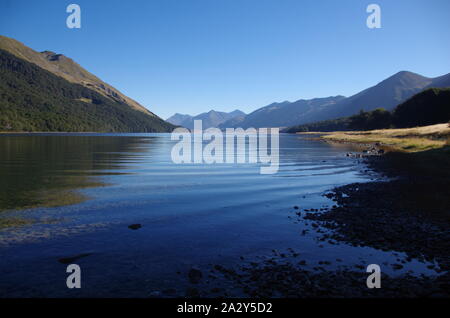 Mavora Lakes. Te Araroa Trail. Mavora passerella. Isola del Sud. Nuova Zelanda Foto Stock