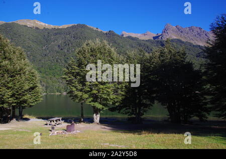 Mavora Lakes. Te Araroa Trail. Mavora passerella. Isola del Sud. Nuova Zelanda Foto Stock
