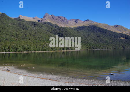 Mavora Lakes. Te Araroa Trail. Mavora passerella. Isola del Sud. Nuova Zelanda Foto Stock