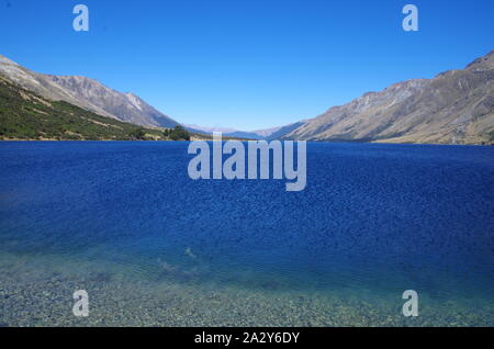 Mavora Lakes. Te Araroa Trail. Mavora passerella. Isola del Sud. Nuova Zelanda Foto Stock