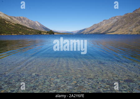 Mavora Lakes. Te Araroa Trail. Mavora passerella. Isola del Sud. Nuova Zelanda Foto Stock