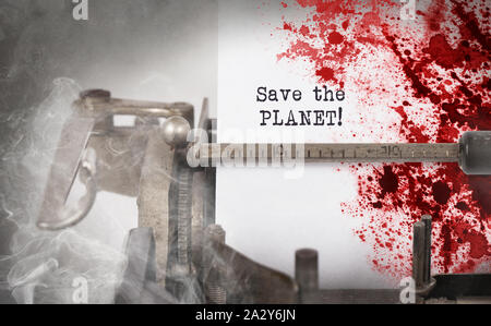 Salvare il pianeta, cruento scritto su una vecchia macchina da scrivere, vintage Foto Stock