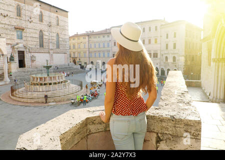 Vacanze in Italia. Vista posteriore della giovane donna visitare una tipica città medievali della regione Umbria. Ragazza a visitare la città di Perugia. Foto Stock