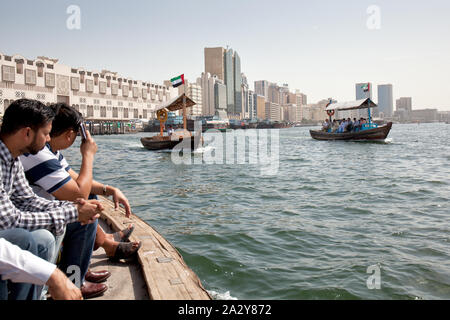 Abra tradizionali traghetti sul Dubai Creek con Deira City area su sfondo Foto Stock