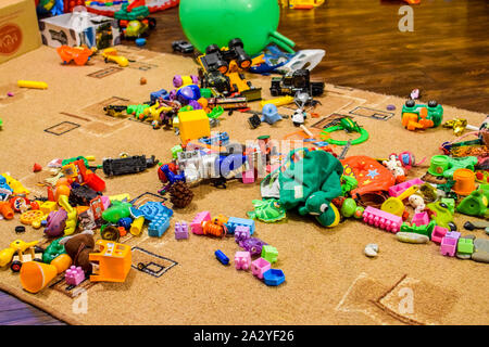 Giocattoli per bambini sul tappeto. Bardak nella camera per bambini. Foto Stock